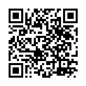 拿着银勺子在提拉米苏上不断猛戳着二维码生成