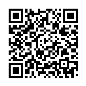 拿起丝帕来小心的给她擦拭了一下下巴二维码生成