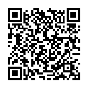 指向坐在椭圆形的大会议桌最尾部角落里的孙玉婷二维码生成