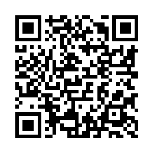 挽紧一个没能装上多少东西的黑色单肩行李袋二维码生成