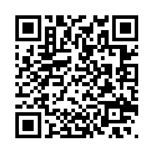 接待女子脸上仍然带着职业般的微笑二维码生成