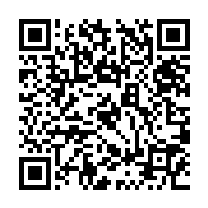 接着便从里面走出了一个露出了半边肩膀的印尼人二维码生成