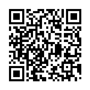 搀着一个哭得没了力气的女人走下车二维码生成