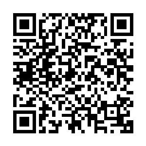 搂着她的肩膀任由她的眼泪和鼻涕涂抹在他名贵的西装外套上面二维码生成