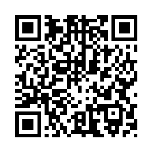 摄影师们动作幅度很小地活动着手脚二维码生成