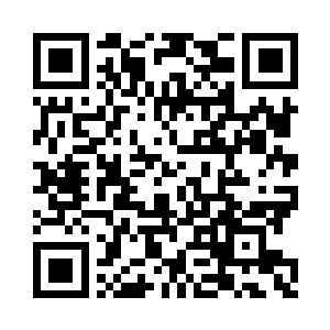 摆放着一个红泥小火炉和一套古朴紫砂茶具二维码生成