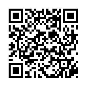 摇摇头开始把几个小瓶子里的液体倒在茶几上二维码生成