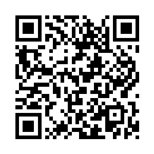 撅着嘴有些不高兴地把伸出的手对向了爸爸二维码生成