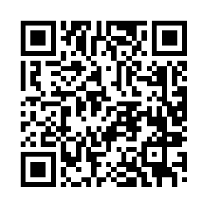 操作着将一份空白的文档投映到了白墙上二维码生成