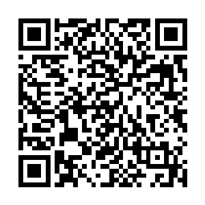 放着一盒吃了没有几口的盒饭和一瓶喝了一半的矿泉水二维码生成
