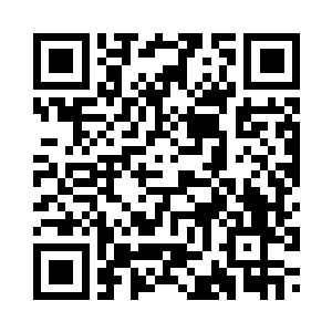 故装作很淡然地整理着自己的衣服二维码生成