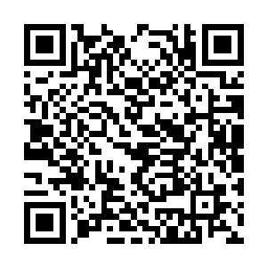 数名重将模样的人物尽力张望着滔滔黄河东岸景象二维码生成