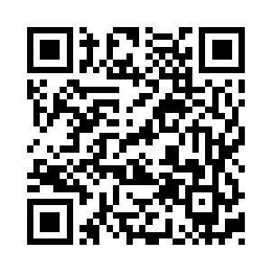 整件黑色曳地长裙就像为她量身定做的一样二维码生成