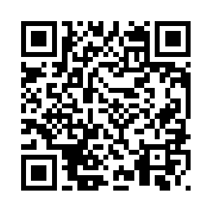 整张脸都写着不满意地打量着雨果二维码生成