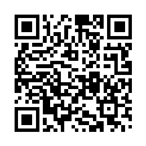 旁边一个精壮的年轻男子正在陪中年女子说话二维码生成