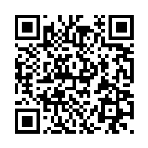 旁边男子在用吹风机吹着自己的秀发二维码生成