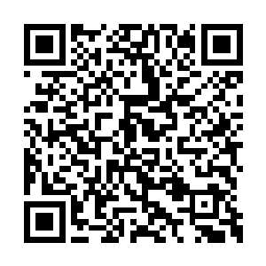 旋即他的身后便是有人压着冷潇潇来到他的身侧二维码生成