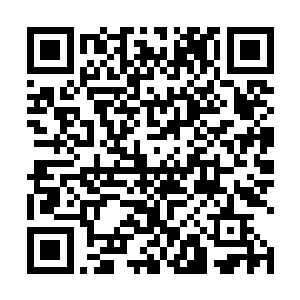 旗袍下摆的开叉处露出一大截修长美腿的女服务员说道二维码生成