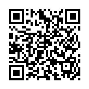 无数人体形成的火团在木栅两旁手舞足蹈二维码生成