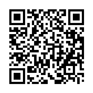 明亮的光线直打到舞台中间两位主角身上二维码生成