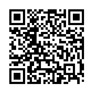 是一位带着长尾的美女在遥遥向巨人敬献美酒二维码生成