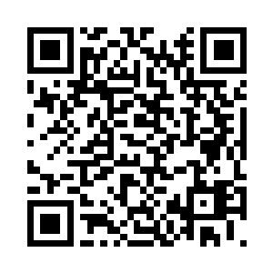 是一颗被压在泥土之中的乳白色珠子二维码生成