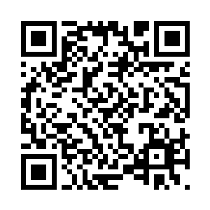 晏二爷身边站了一个穿着艾青色的半袖直裰二维码生成