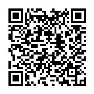 晚霞的光芒将整座城市都笼罩在一片虚幻的光影中二维码生成