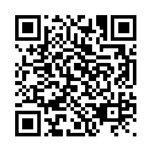 最左边的一张桌子边上坐着十四五人二维码生成