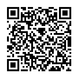 最显眼的就是位于正中心的一块四四方方的灰色石刻二维码生成