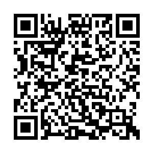 有一个模糊的身影从炸坏了的棚屋顶部跳了出来二维码生成