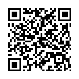 有一队修士簇拥着一个高约六七丈的青铜高台二维码生成