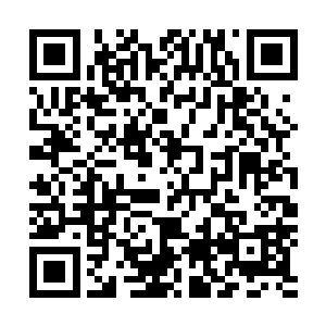 有不明所以的行人停住脚步问常年在这一块做小买卖的商人二维码生成