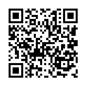 有两个年轻男子帮他翻转他看中的毛料二维码生成