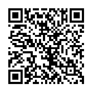 有两部移动通讯信号车也停在路边要为这么多人的移动通讯服务二维码生成