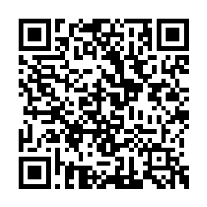 有个人物在拿着炸弹朝着电脑外面的苏凡扔而已二维码生成