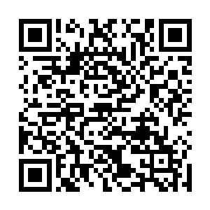 有个气质模样穿着都更加高人一等的太监站在那里等着二维码生成