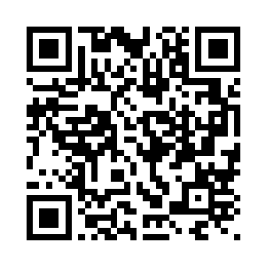 有几人正在端着酒杯小声的聊着天二维码生成