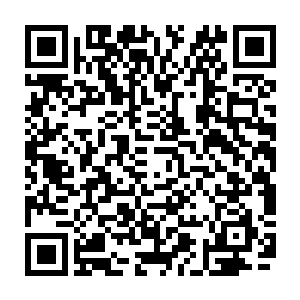 有点手忙脚乱的把高射机枪和各种弹药物资转移到砸开铁链的一排排小艇上二维码生成