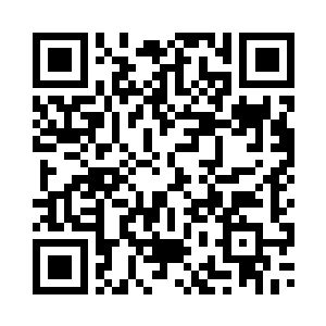 有点累了的客人坐在那里擦起汗来二维码生成