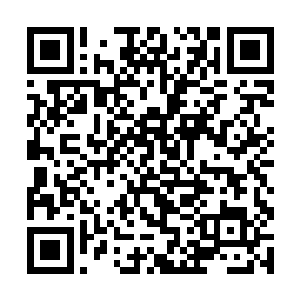 有着四条巨大的链锁从四面八方横穿到祭坛的的中央二维码生成