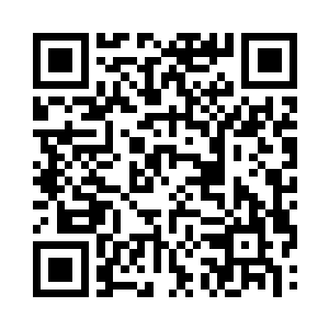 服务员端着调好的鸡尾酒和小吃放在了桌子上二维码生成