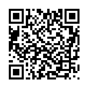 服务员给每个人都到了满满一杯酒二维码生成