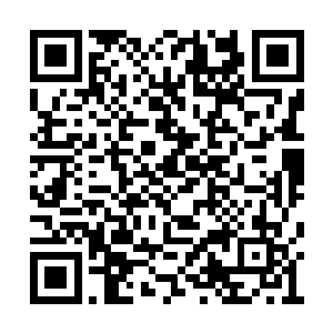 朝此时坐在那儿又沉默起来的乌起隆示意了一下二维码生成