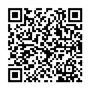 李奇先是将经过调配好的天下无双和果汁倒入酒杯二维码生成