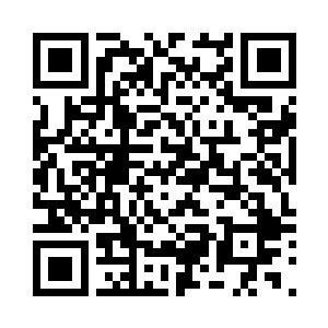 李川悠然自得地整理一下刚买的西服二维码生成