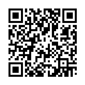 李秋白用纸巾擦拭掉脸上和衣服上的水渍后二维码生成