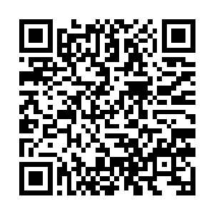 村子里面三四个人影快速的朝着前面第四排房子跑去二维码生成