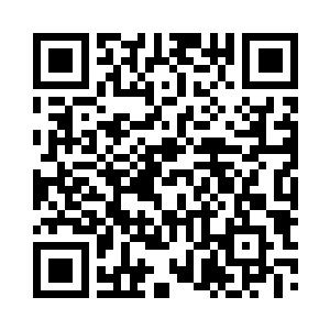 杨开撇头看看自己肩膀上的葡萄和小蘑菇二维码生成