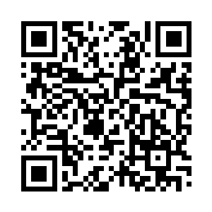 杨辰的一只手轻轻抚在了老人后颈上二维码生成